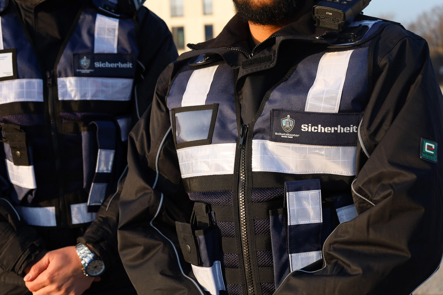 Schutzkontor Service GmbH - Sicherheitsdienst - Männlicher Wachmann mit Taschenlampe auf einer Treppe im Dunkeln