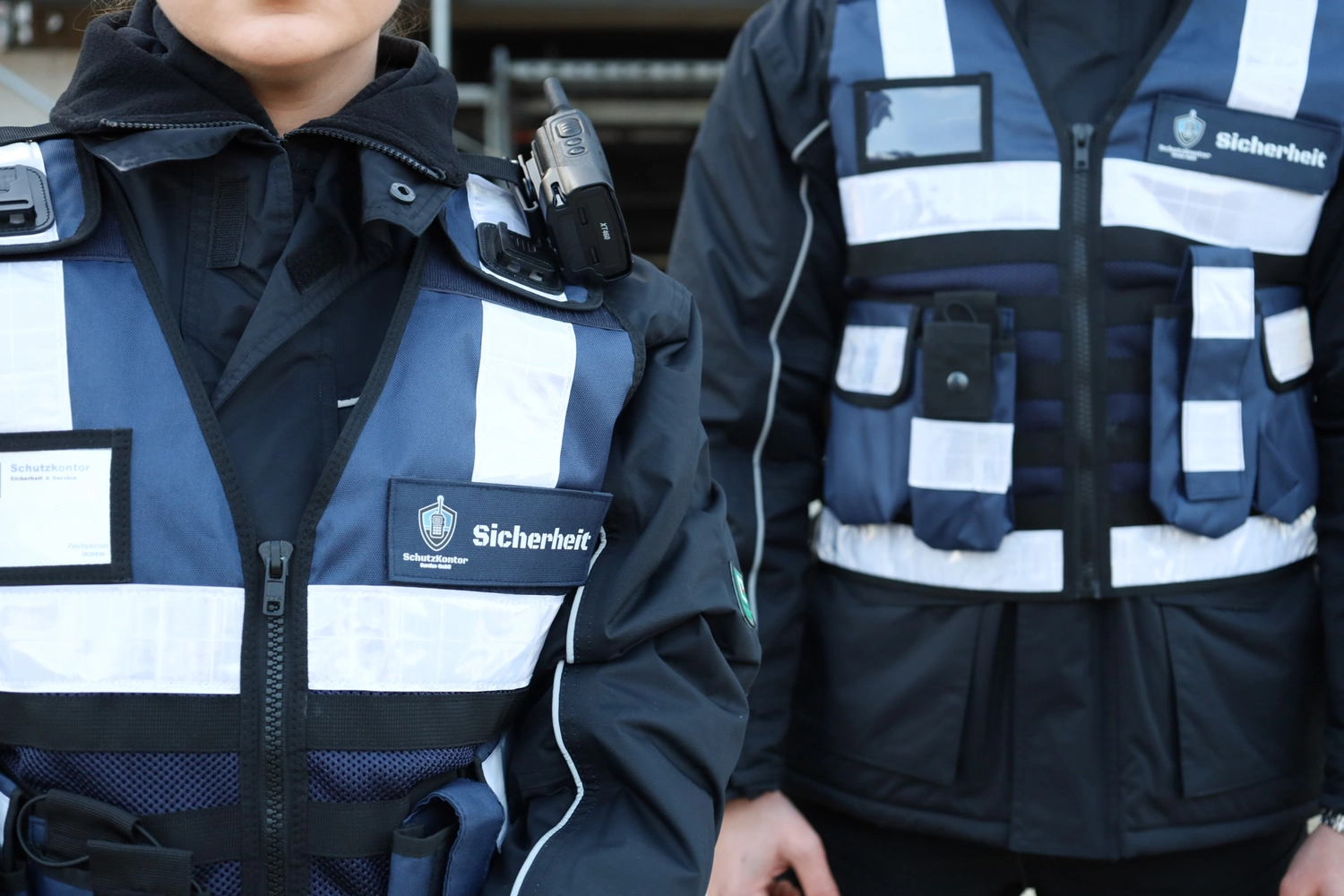 Schutzkontor Service GmbH - Sicherheitsdienst - Sicherheitskräfte überwachen moderne Überwachungskameras in Innenräumen.