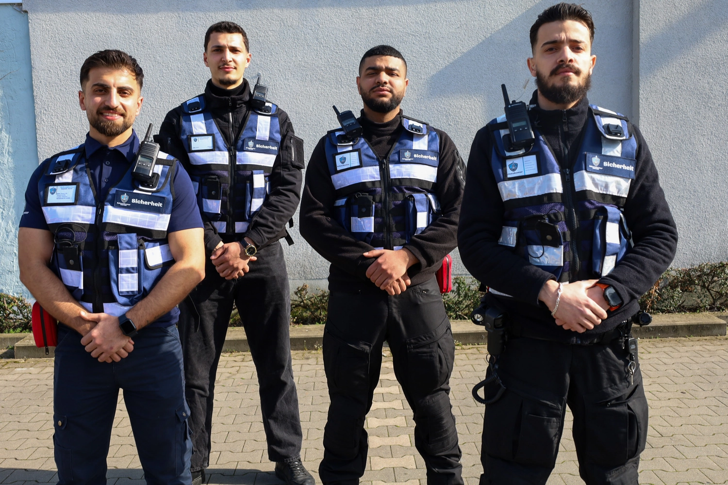 Schutzkontor Service GmbH - Sicherheitsdienst - Männlicher Wachmann mit Taschenlampe auf einer Treppe im Dunkeln