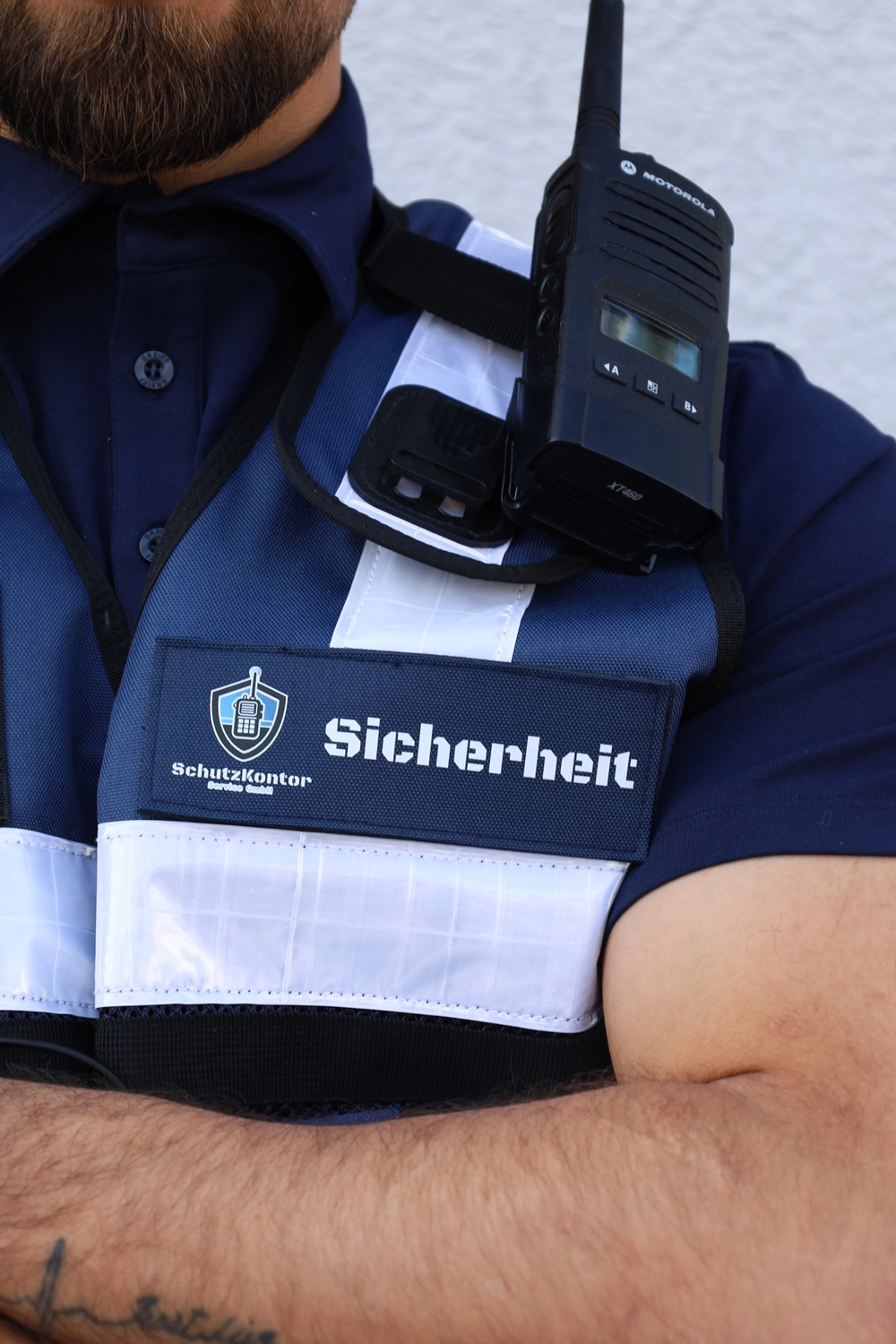 Schutzkontor Service GmbH - Sicherheitsdienst - Männlicher Wachmann mit Taschenlampe auf einer Treppe im Dunkeln