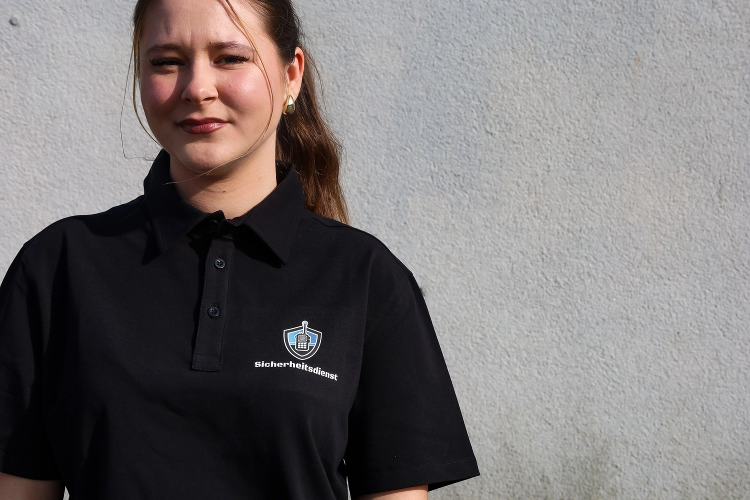 Schutzkontor Service GmbH - Sicherheitsdienst - Männlicher Wachmann mit Taschenlampe auf einer Treppe im Dunkeln